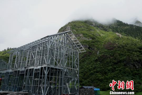 圖為玉麥鄉(xiāng)正在實(shí)施生態(tài)文明小康示范點(diǎn)建設(shè)，居民住宅進(jìn)行全面改造，別墅式建筑均采用裝配式輕鋼龍骨結(jié)構(gòu)，具備抗震、防銹等特點(diǎn)?！〗w波 攝