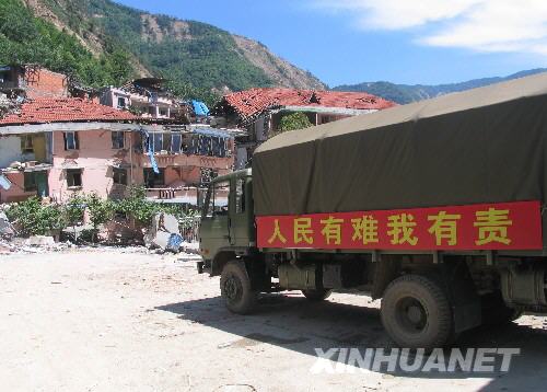 防化兵某部的軍車停在北川縣城內(nèi)（7月5日攝）。7月5日，記者經(jīng)特許進(jìn)入地震重災(zāi)區(qū)北川縣城采訪，用相機(jī)記錄下北川縣城的現(xiàn)狀。